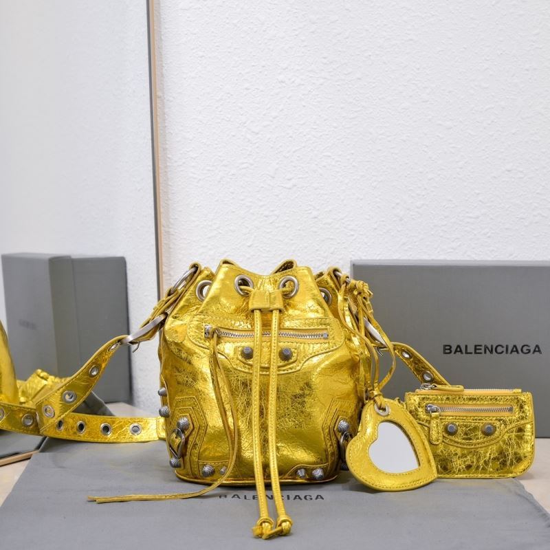 Ba*len*cia*ga bucket bags
